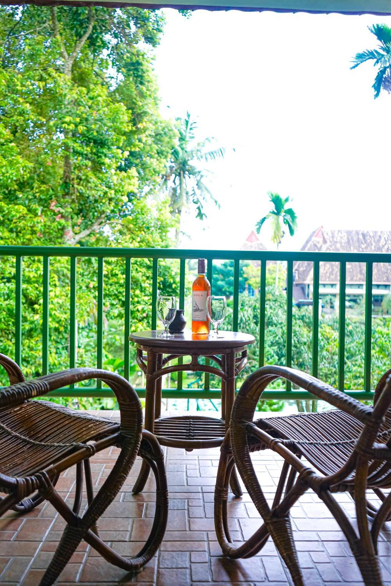 Hotel Deli River And Restaurant Omlandia Медан Экстерьер фото