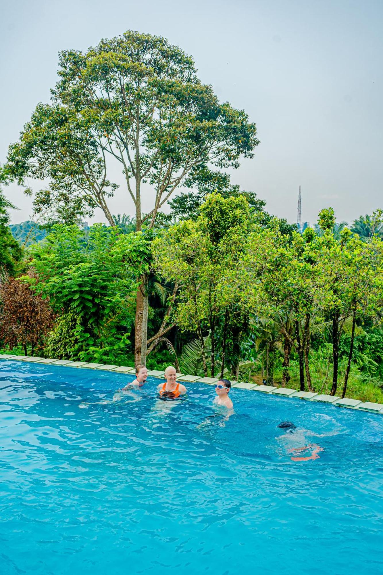 Hotel Deli River And Restaurant Omlandia Медан Экстерьер фото